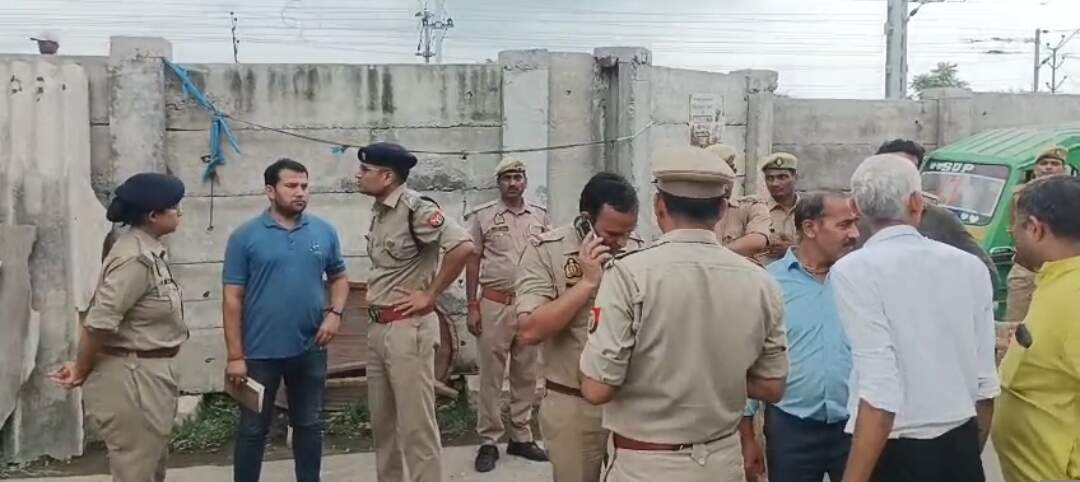 कानपुर में दिनदहाड़े घर में घुसे बदमाश, रिटायर्ड इंस्पेक्टर की बहू-पाेते को बंधक बनाकर की लाखों की लूट