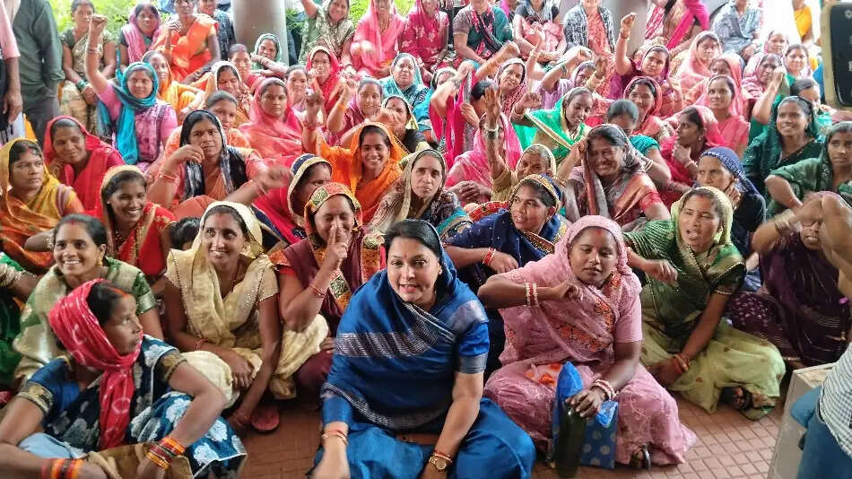 पीएम आवास सूची में गड़बड़ी का आरोप, कलेक्ट्रेट में कांग्रेस का एक घंटे धरना प्रदर्शन