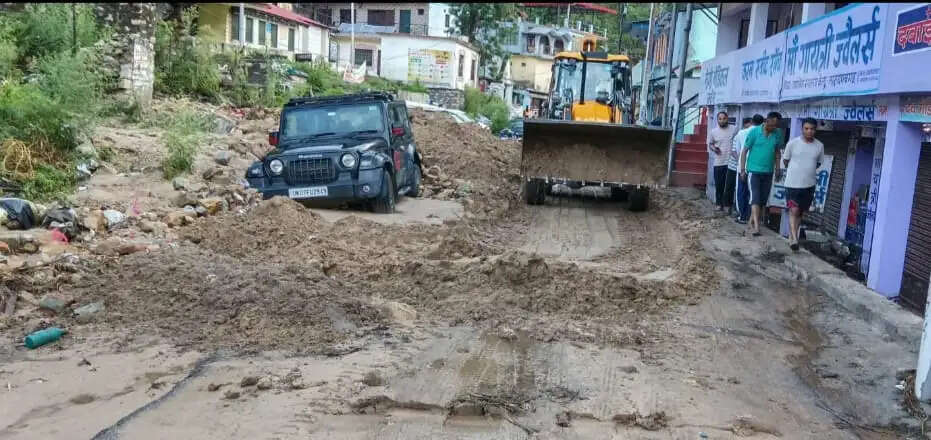 नारायणबगड़ मे अतिवृष्टि के बाद मुख्य बाजार मे राहत व सफाई का कार्य जारी