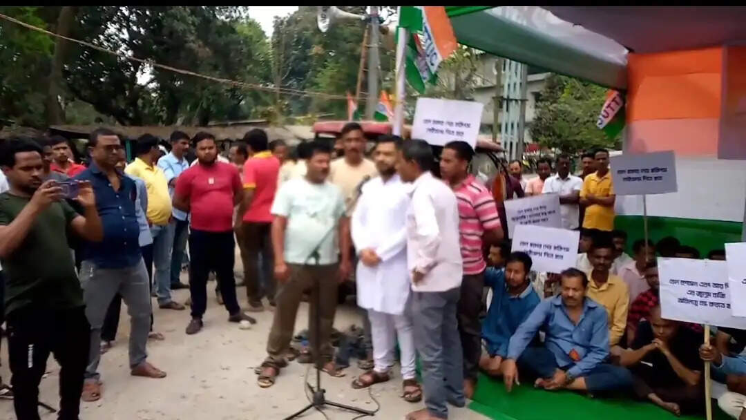 न्यू जलपाईगुड़ी में रेल हाकरों का प्रदर्शन, एडीआरएम कार्यालय के सामने धरना