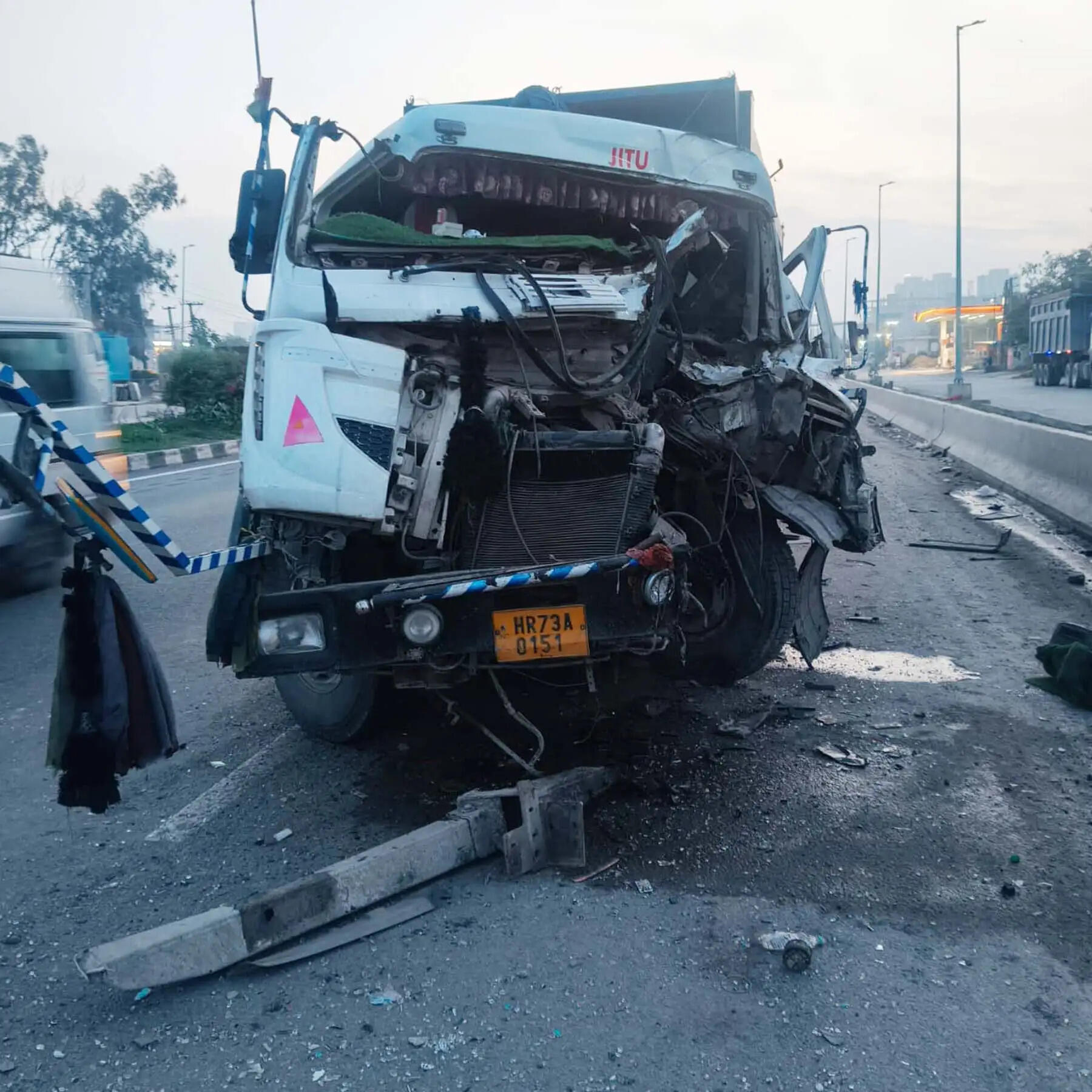 दिल्ली-जयपुर हाइवे पर दुर्घटनाग्रस्त ट्रक से सीएनजी लीक