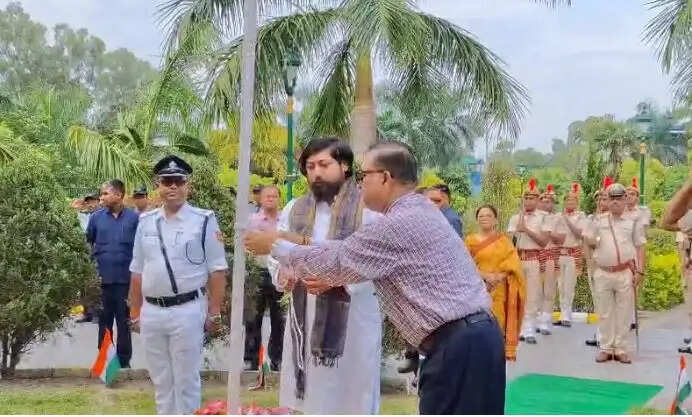 स्वतंत्रता दिवस पर उत्तर बंगाल में देशभक्ति का संदेश, शंकर घोष और निशीथ प्रामाणिक ने फहराया तिरंगा