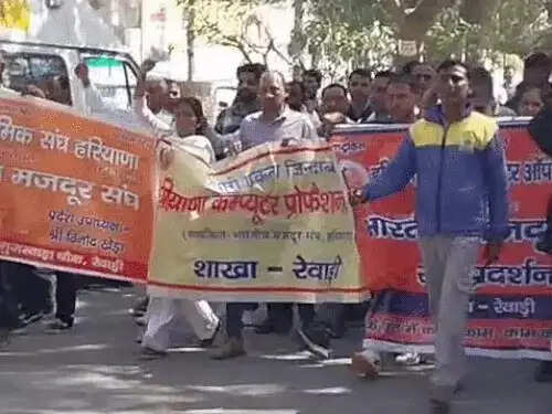 रेवाड़ी में मजदूर संगठनों ने रोष मार्च निकालकर सौंपा ज्ञापन