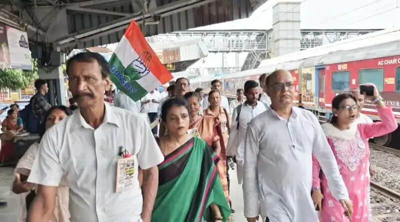 दुर्गापुर स्टेशन पर कांग्रेस और भाजपा समर्थकों के बीच नारेबाजी,