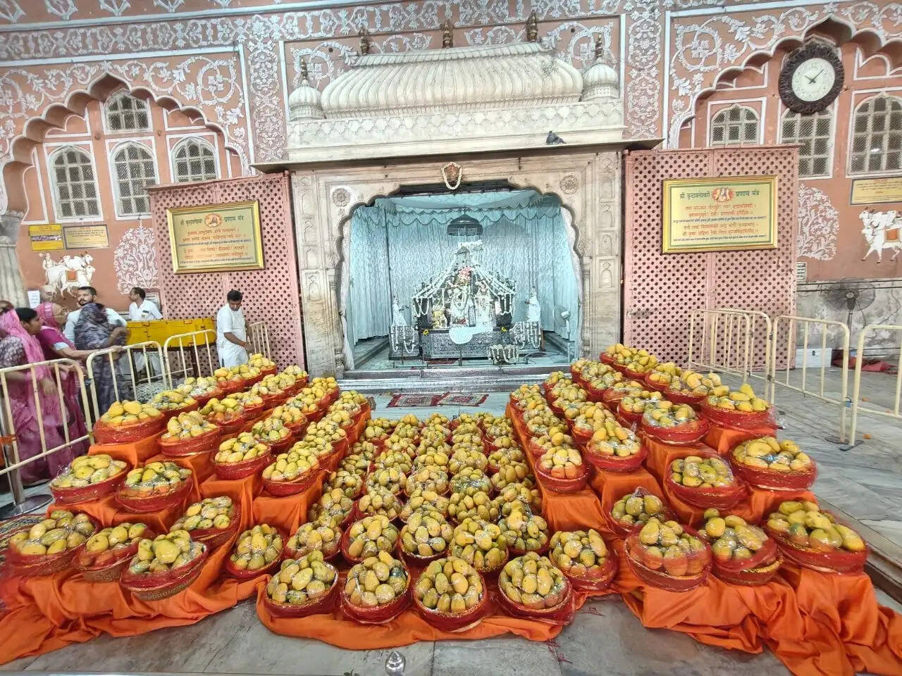 कमला एकादशी पर मंदिरों में उमड़ा श्रद्धा का सैलाब: 1100 किलो आम की झांकी और जलविहार बने आकर्षण