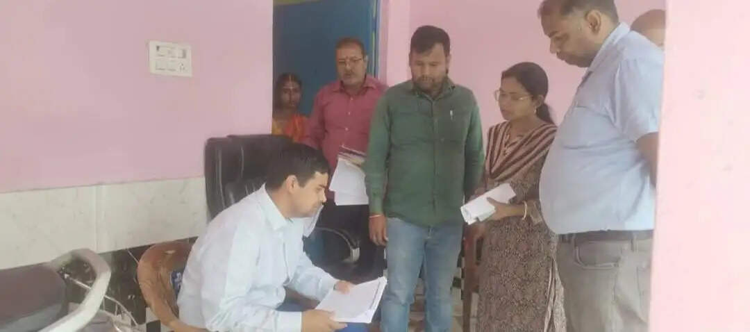 महेशपुर पंचायत में डीएम का निरीक्षण