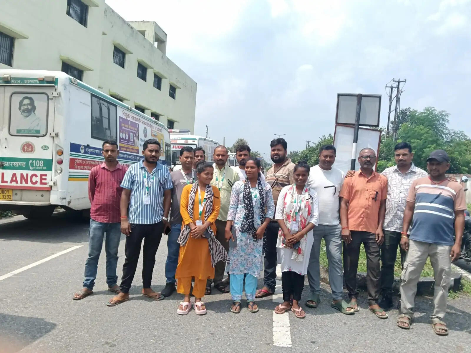 108 एम्बुलेंस कर्मचारियों ने काला बिल्ला लगाकर जताया विरोध