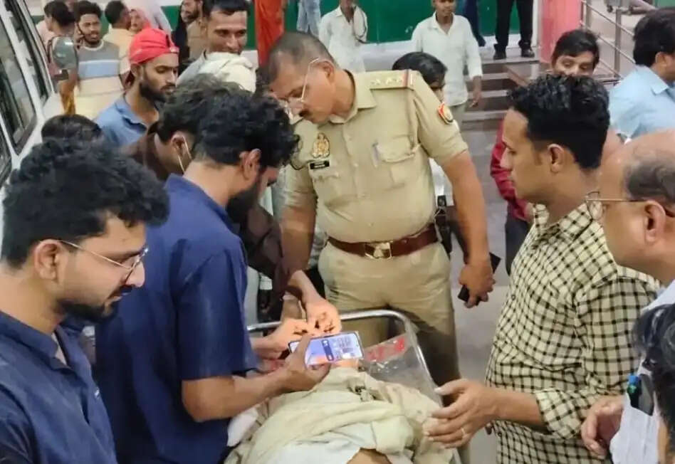 आंधी से नीम का पेड़ ई - रिक्शा पर गिरा, पांच लोगों की मौत