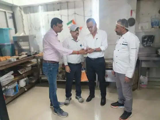 त्योहारी सीजन में खाद्य सुरक्षा विभाग की कार्रवाई, पनीर और मिठाइयों के नमूने जांच को भेजे
