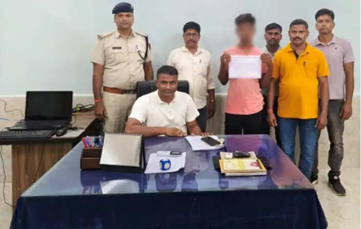आरपीएफ ने मार्कोना स्टेशन पर टिकट दलाल को दबोचा