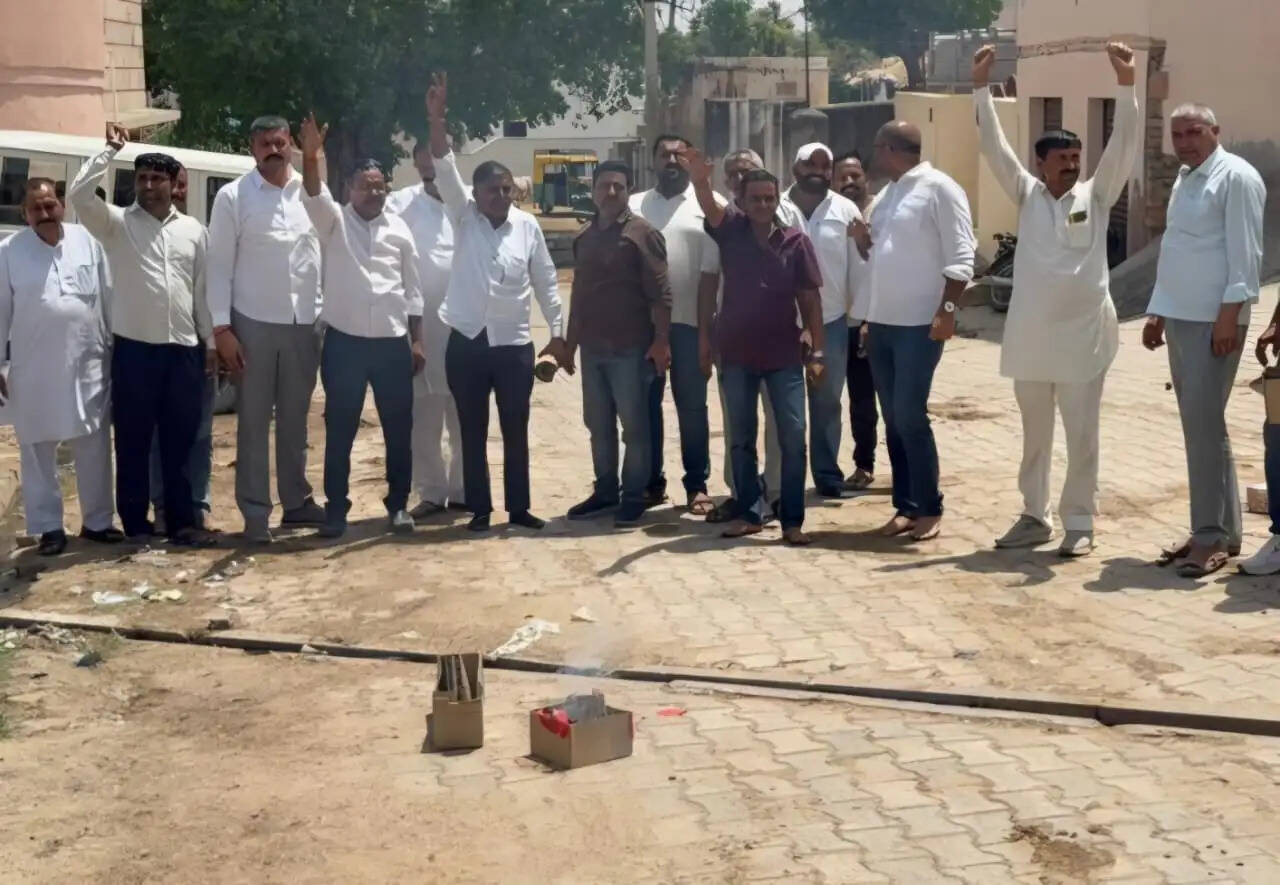 बंगाल व असम में भाजपा की प्रचंड जीत पर मनाया जश्न : कार्यकर्ताओं ने जताई खुशी, बांटी मिठाई