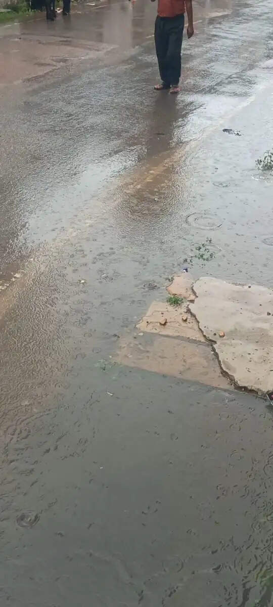 जौनपुर में सुबह से रुक-रुककर बारिश, तापमान गिरा