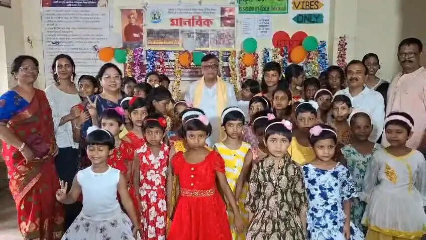 राखी के दिन वंचित बच्चियों के साथ समय बिताने पहुंचे मंत्री भास्कर भट्टाचार्य