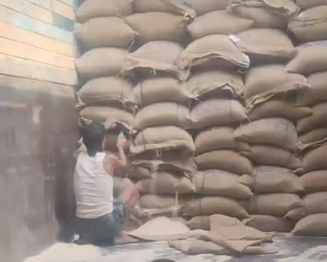 आवास योजना में रिश्वत &nbsp;मांगना पड़ा भारी, पीएम आवास सहायक बर्खास्त