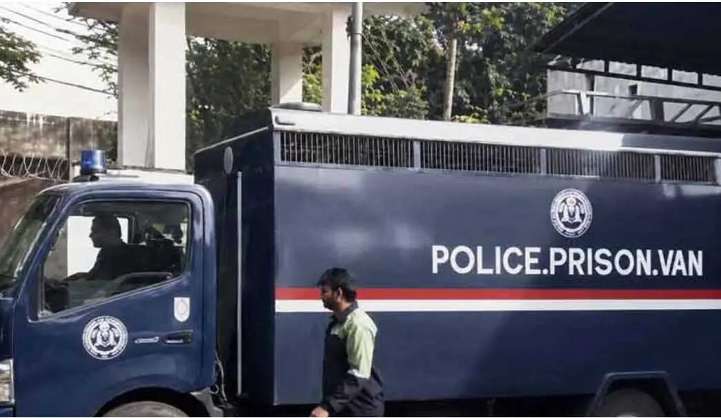 पाकिस्तान के रावलपिंडी में जेल वैन से 14 कैदी भागे