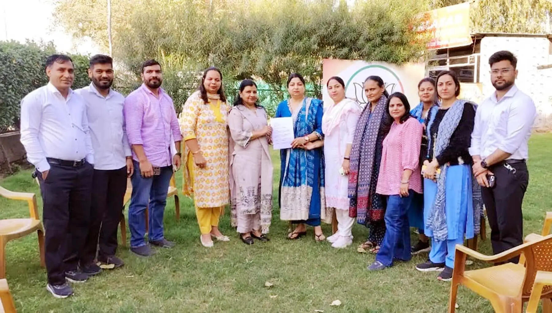 गुरुग्राम: तबादला नीति के विराेध में नर्सिंग ऑफिसर्स ने भाजपा महिला प्रदेश अध्यक्ष को सौंपा मांग पत्र