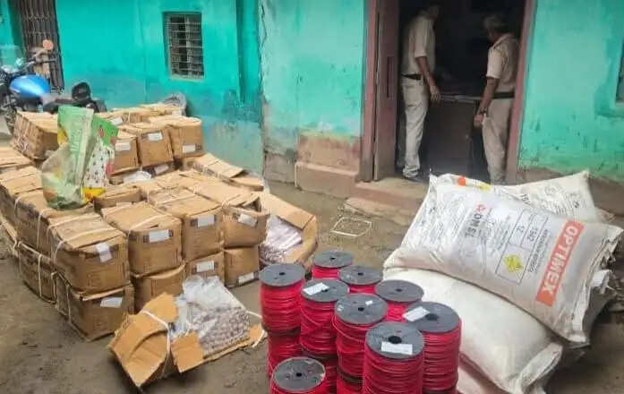 बीरभूम में विस्फोटकों का बड़ा जखीरा बरामद, नलहाटी में पुलिस की बड़ी कार्रवाई