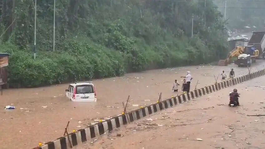 असमः बरसात के बाद राष्ट्रीय राजमार्ग 27 और 6 पर यातायात ठप