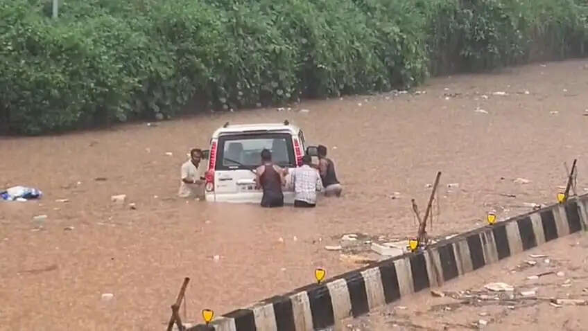 असमः बरसात के बाद राष्ट्रीय राजमार्ग 27 और 6 पर यातायात ठप