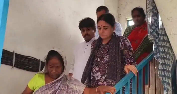 हल्दिया में बाढ़ प्रभावितों का हाल जानने पहुंचीं मंत्री अग्निमित्रा पाल