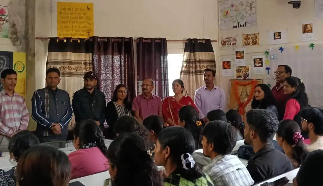 एसआरटी परिसर में हिंदी पखवाड़े में कराई काव्य पाठ और सुलेख प्रतियोगिताएं