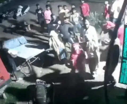 गुरुग्राम में केले के गोदाम पर 30-40 लोगों का हमला, तीन घायल