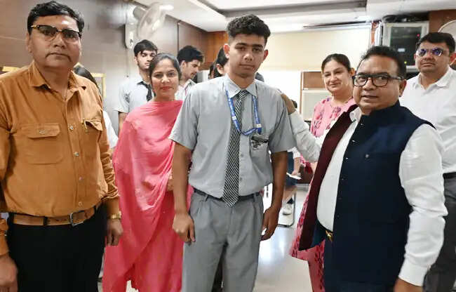 सोनीपत: विद्यालयों के बच्चों ने विभागों की जिम्मेदारियों के बारे में जानकारी ली