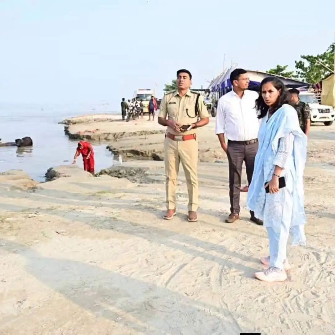 गंगा के बढ़ते जलस्तर से एप्रोच रोड पर कटाव, तीन दिनों तक बाइक फेरी सेवा पर लगी रोक