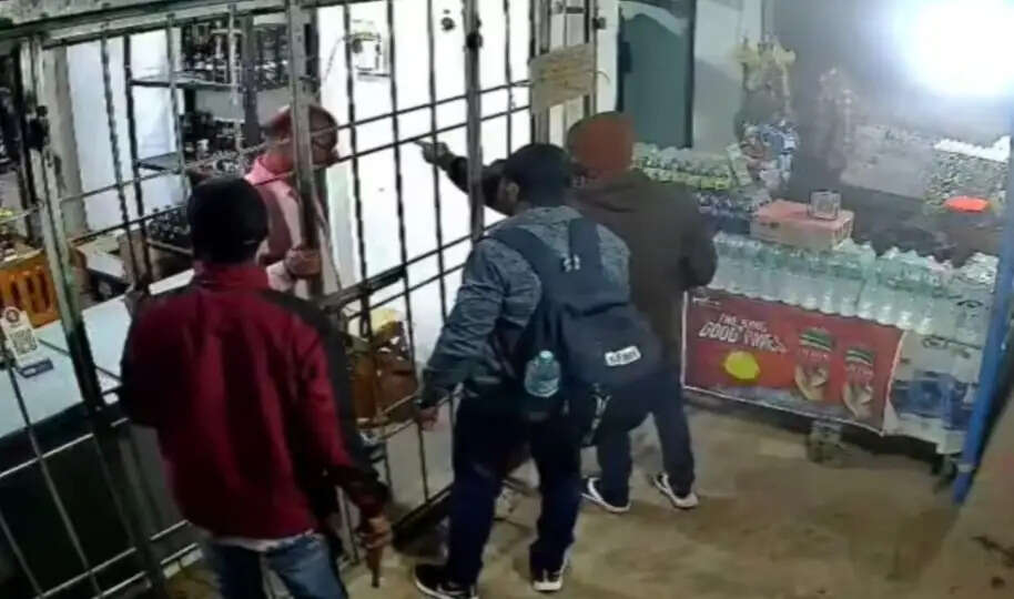 शराब दुकान पर अपराधियों ने की फायरिंग, जांच में जुटी पुलिस