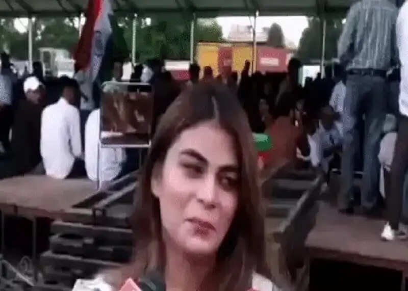 राहुल गांधी को प्रपोज करने के लिए दिल्ली से इंदौर आई युवती, बोली- शादी करना चाहती हूं