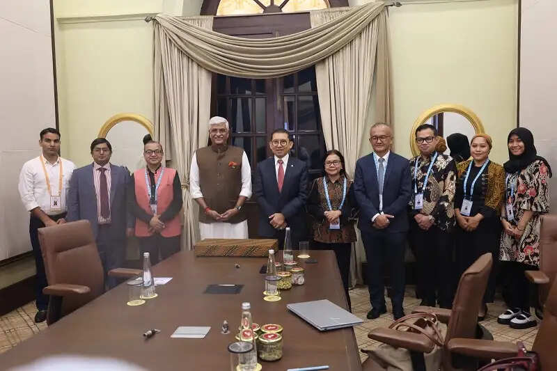 ब्रिक्स सम्मेलनः केन्द्रीय मंत्री शेखावत ने इंडोनेशिया और दक्षिण अफ्रीका के संस्कृति मंत्रियों के साथ की द्विपक्षीय बैठक