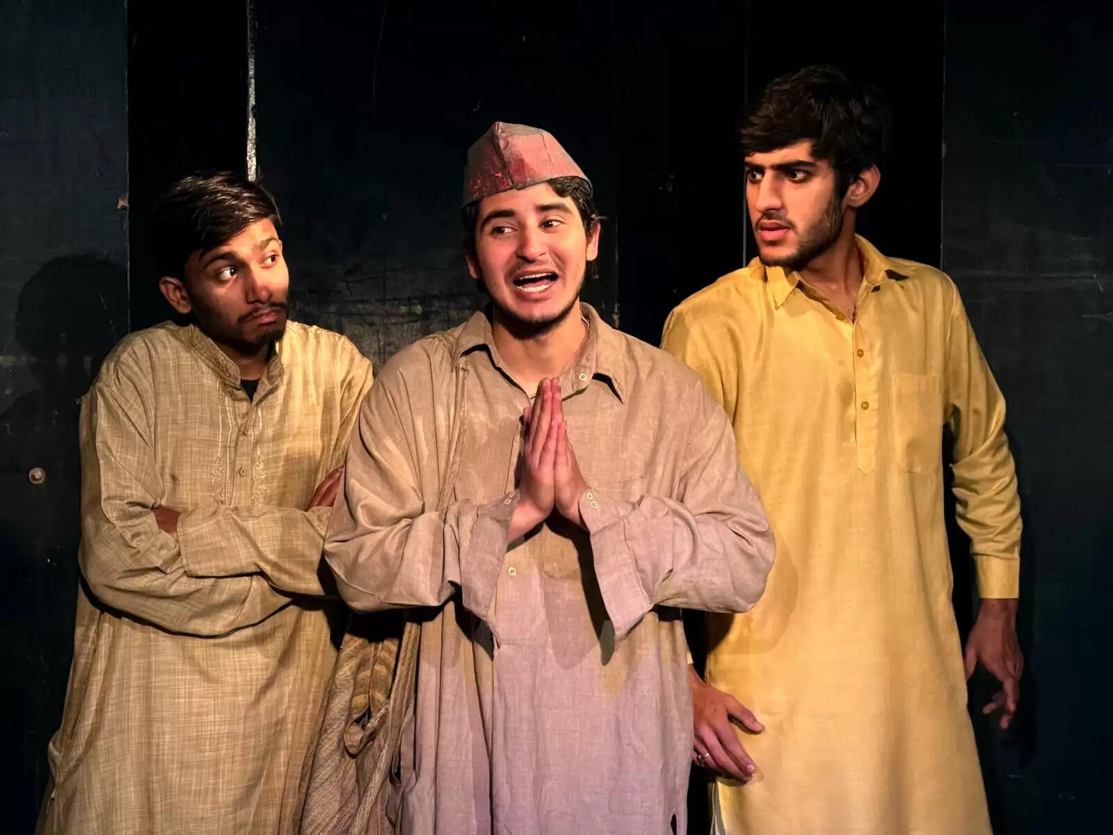 नटरंग में राजनीतिक व्यंग्य ‘टोपियां’ का दमदार मंचन