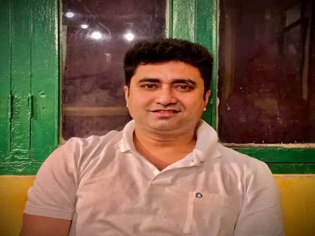 डानकुनी टोल प्लाजा के सामने माकपा नेता शतरूप घोष की कार को लॉरी ने मारी टक्कर