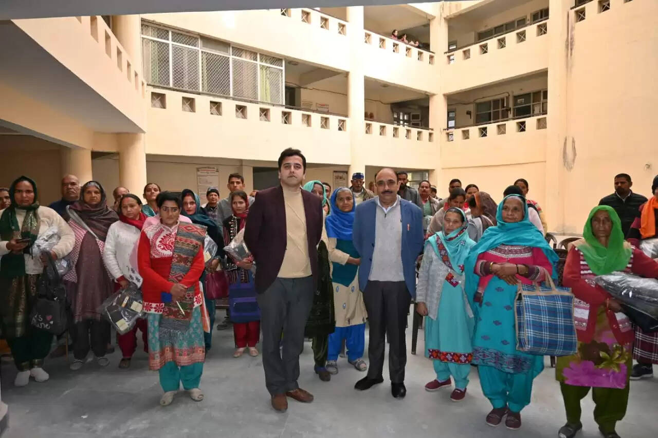 जिला विधिक सेवा प्राधिकरण द्वारा आपदा प्रभावितों को राहत सामग्री वितरित