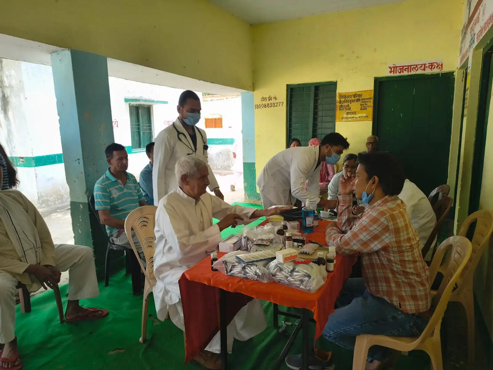 देवरिया में सेवा भारती ने किया निःशुल्क स्वास्थ्य शिविर का आयोजन, सैकड़ों मरीजों ने उठाया लाभ