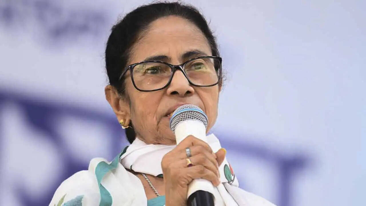 ममता बनर्जी ने सीईसी को लिखा पत्र, बंगाल की मतदाता सूची में गड़बड़ी का लगाया आरोप