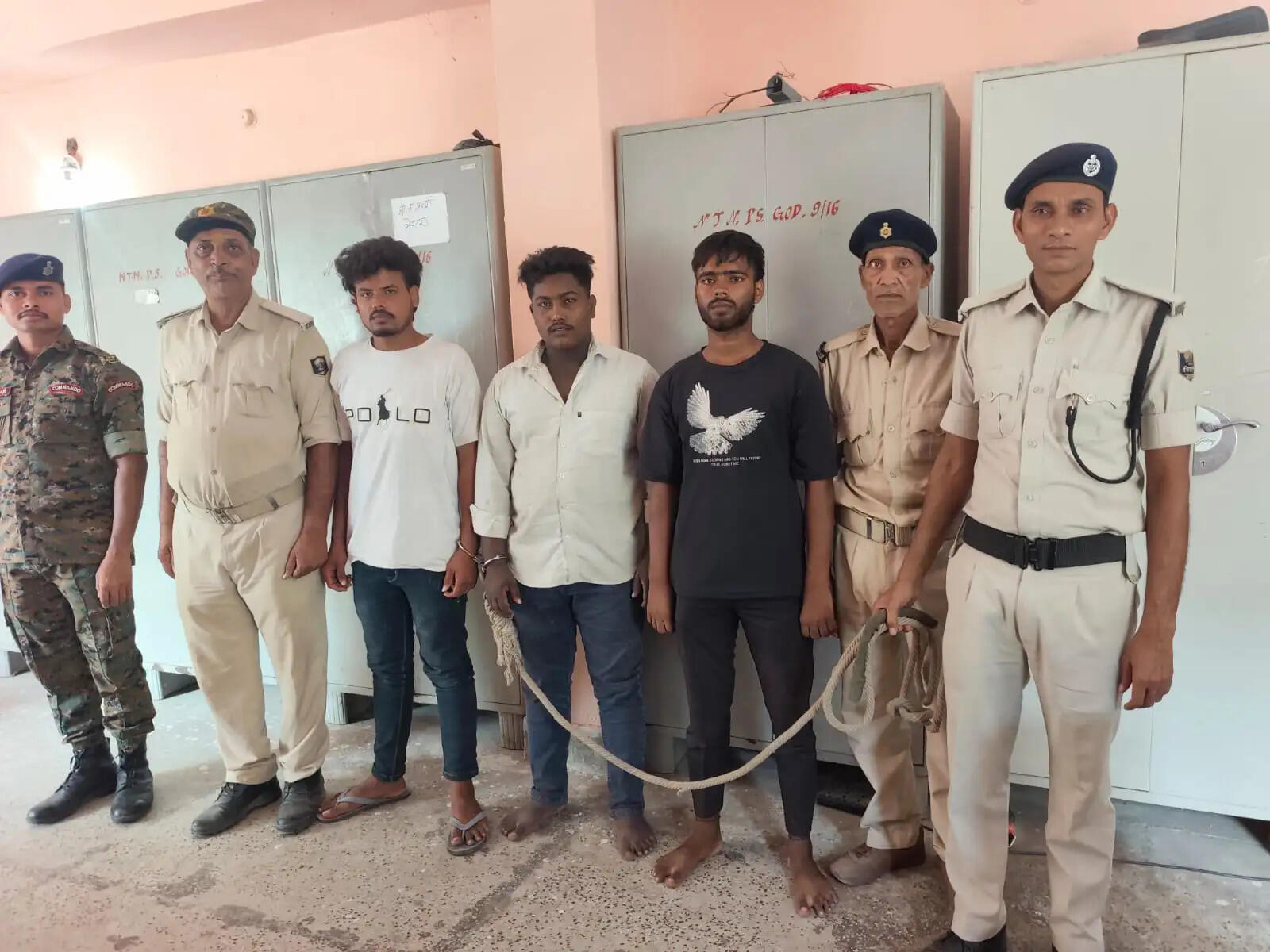 पुलिस पर हमले के मामले में दो धराए, एक बालक निरुद्ध