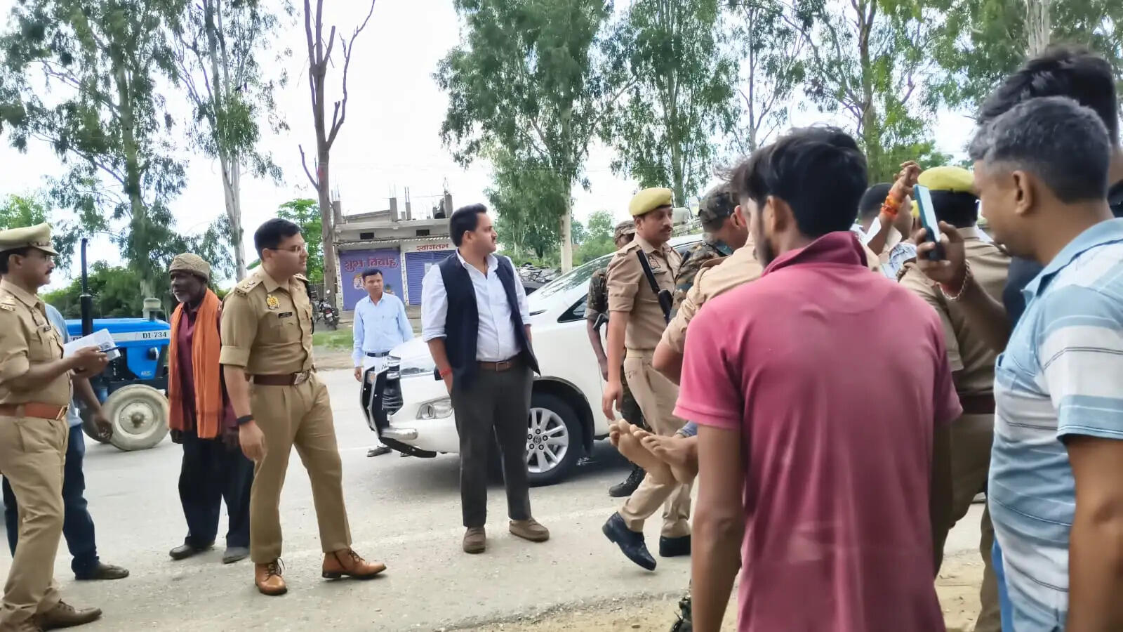 सोनभद्र : जिलाधिकारी ने एसपी के साथ सड़क दुघर्टना में घायल व्यक्ति को अस्पताल भिजवाया