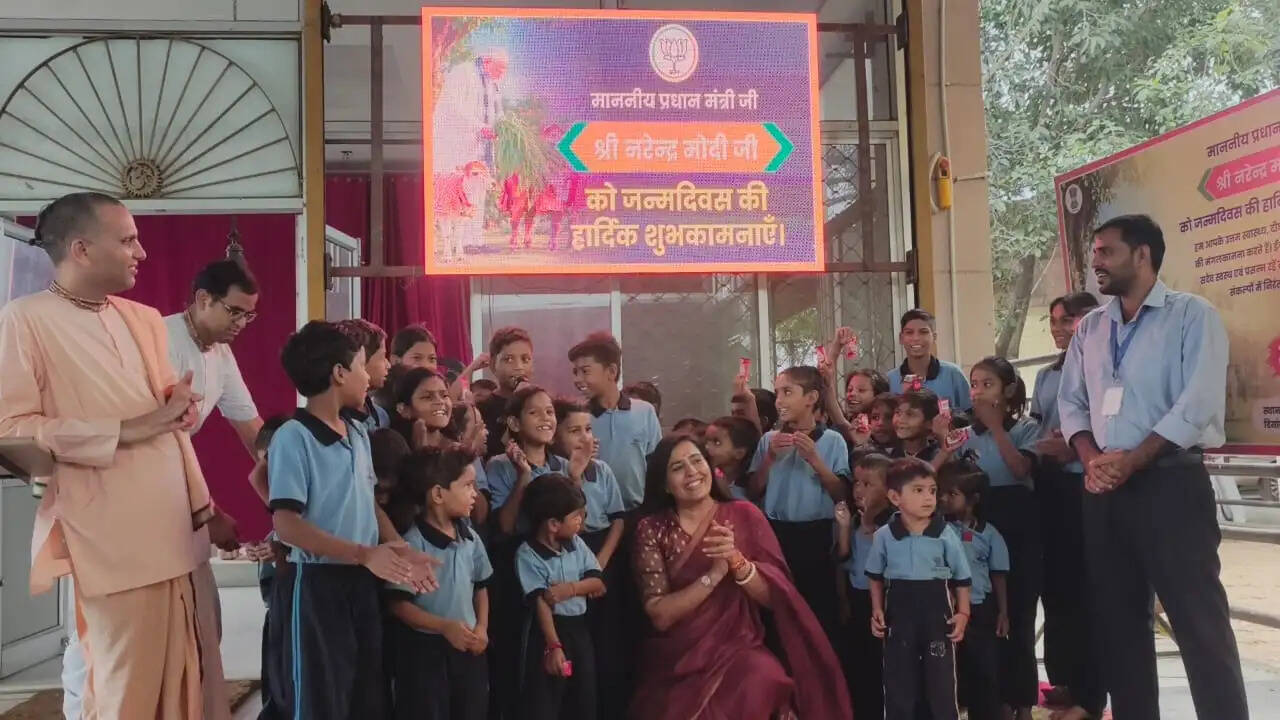 गौशाला में बच्चों संग डॉक्यूमेंट्री देखी: कोचिंग हब में हवन कर मनाया मोदी का जन्मदिन