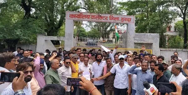हरदा में मूंग खरीदी को लेकर किसानों का अनिश्चितकालीन धरना शुरू, खरीदी सीमा बढ़ाने की मांग