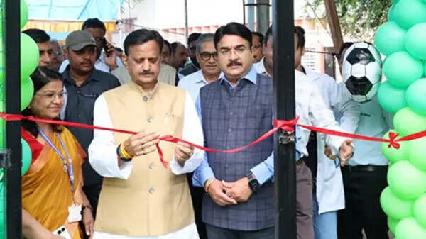 पूर्व छात्रों का अपनी संस्था से जुड़ाव नई पीढ़ी के विद्यार्थियों के लिए प्रेरणादायी : उप मुख्यमंत्री शुक्ल