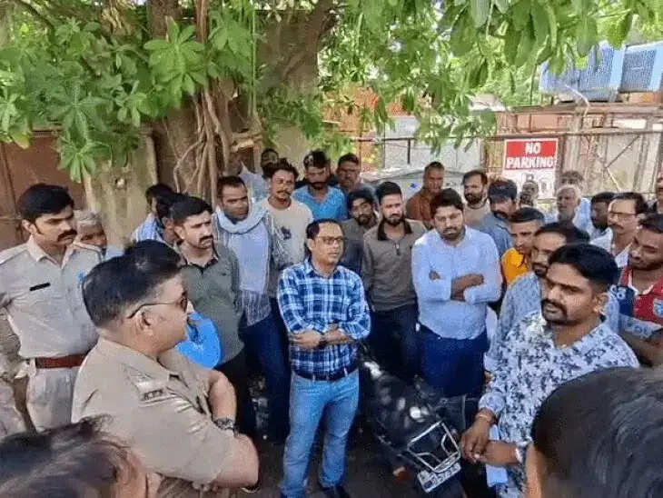 बॉयलर फटने से दो श्रमिकों की मौत के बाद मुआवजे को लेकर हंगामा