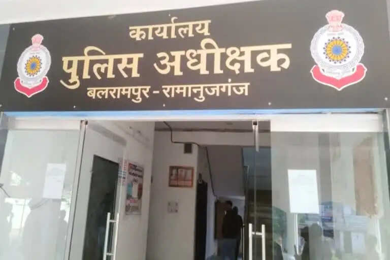 बलरामपुर एसपी की बड़ी कार्रवाई: ड्यूटी के दौरान शराब के नशे में मिले आरक्षक को सेवा से किया पृथक
