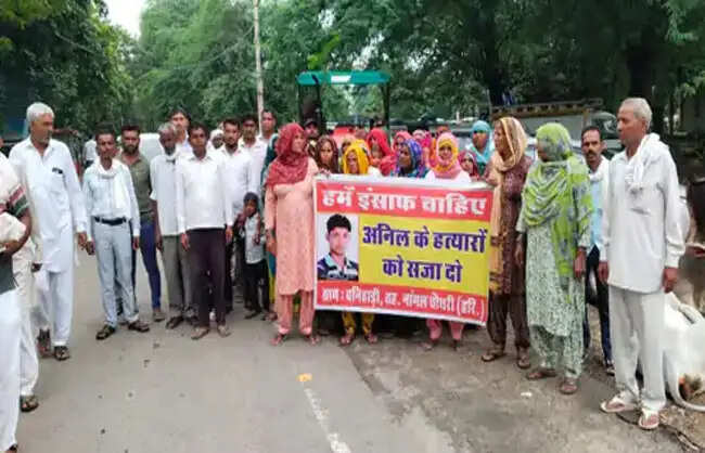 नारनौल में संदिग्ध मौत पर ग्रामीणों ने किया प्रदर्शन, हत्या का केस दर्ज करने की मांग