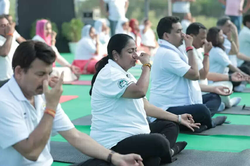 दिल्ली की मुख्यमंत्री रेखा गुप्ता ने यमुना नदी के तट पर किया योग, सफाई का संकल्प दोहराया