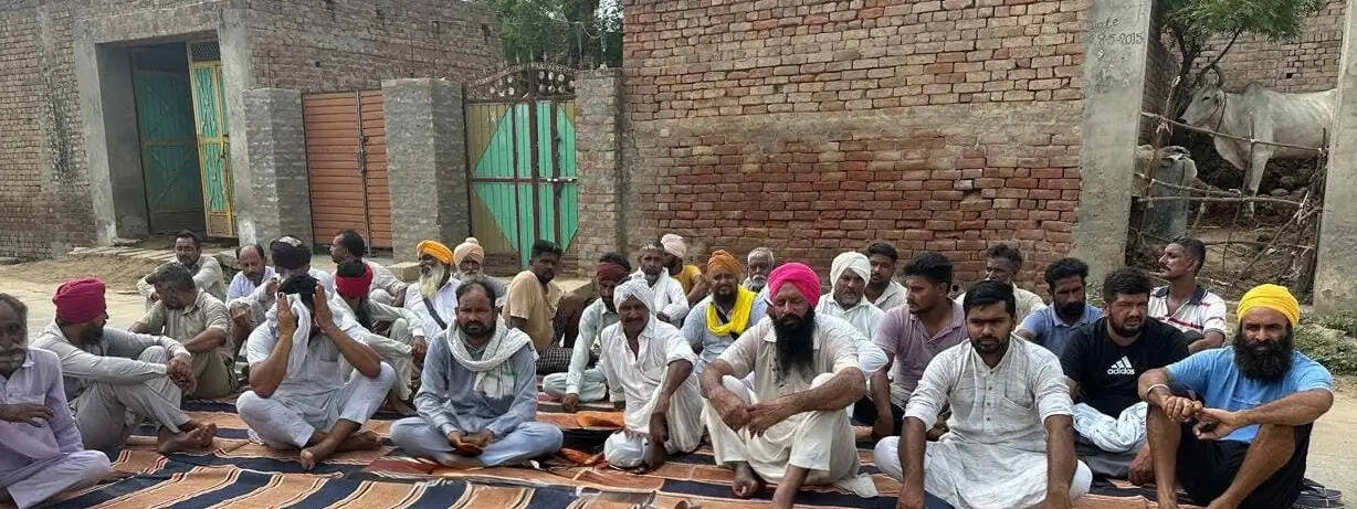 सिरसा: पीलिया व लीवर संक्रमण की चपेट में आए देसूजोधा में ग्रामीणों ने लगाया धरना