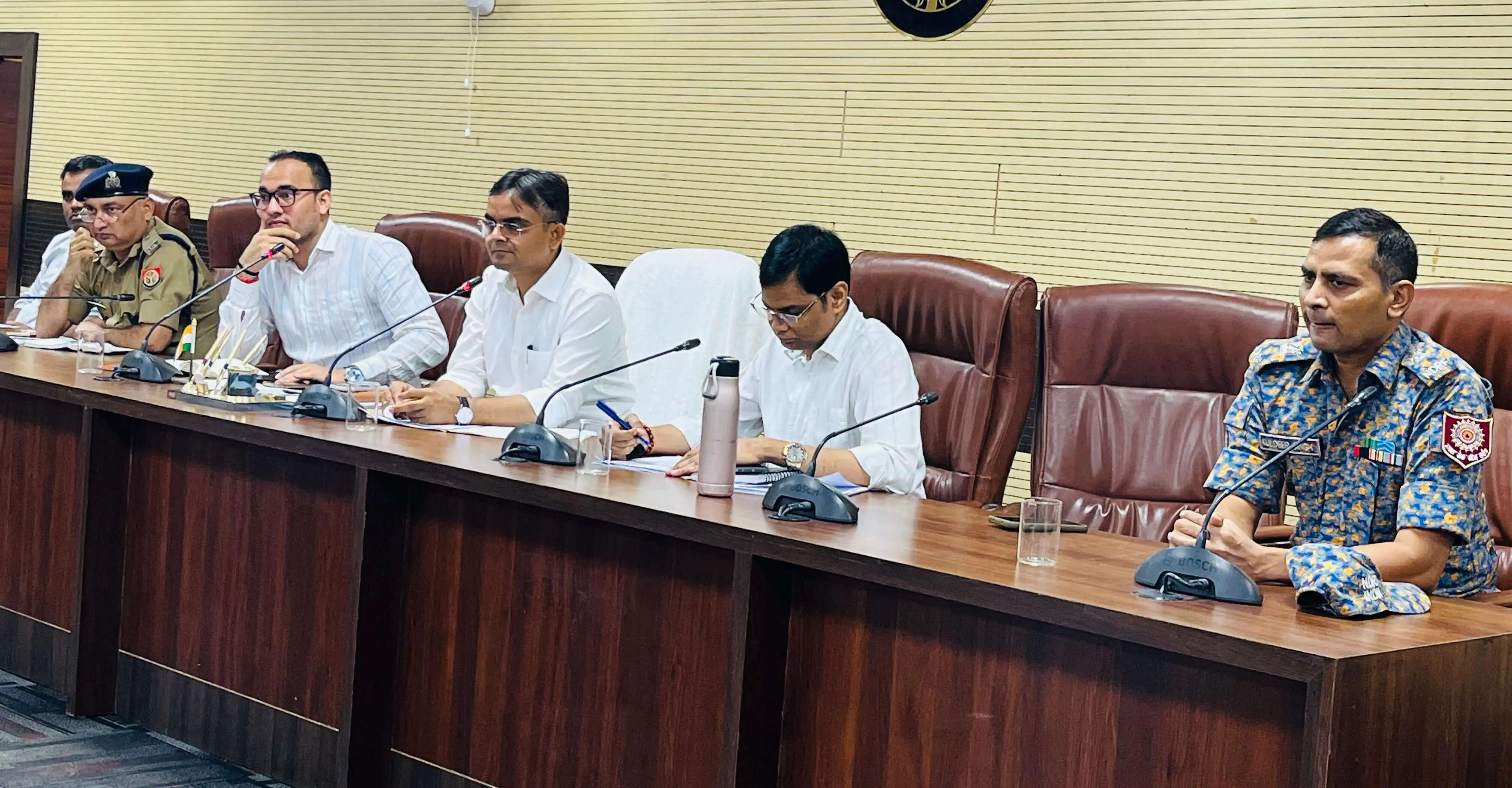गंगा के बढ़ते जलस्तर को लेकर वाराणसी प्रशासन सतर्क, डीएम ने तैयारियों की समीक्षा की