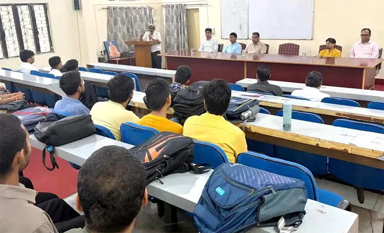 किताबी ज्ञान के साथ खेल भी जरूरी : डॉ. शिवकुमार