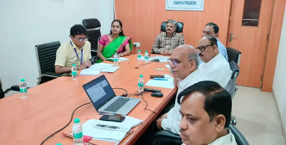 उप निर्वाचन का कार्य निष्पक्षता व गंभीरता के साथ करें : मुख्य निर्वाचन पदाधिकारी झा