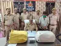 सिद्धार्थनगर में 238 शीशी कोडीन सीरप बरामद, पुलिस ने घेर कर युवक काे पकड़ा